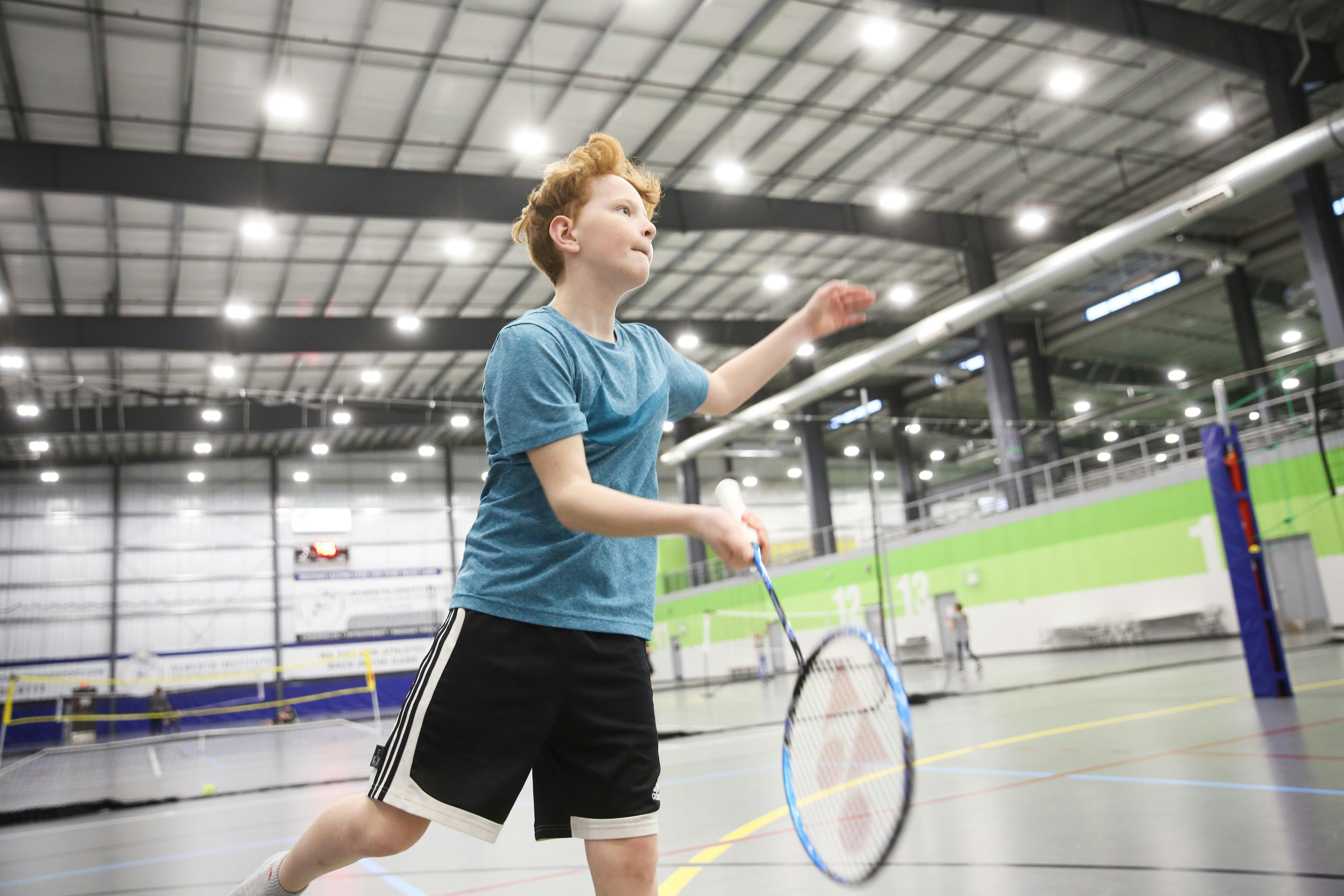 Junger Badmintonspieler in Aktion