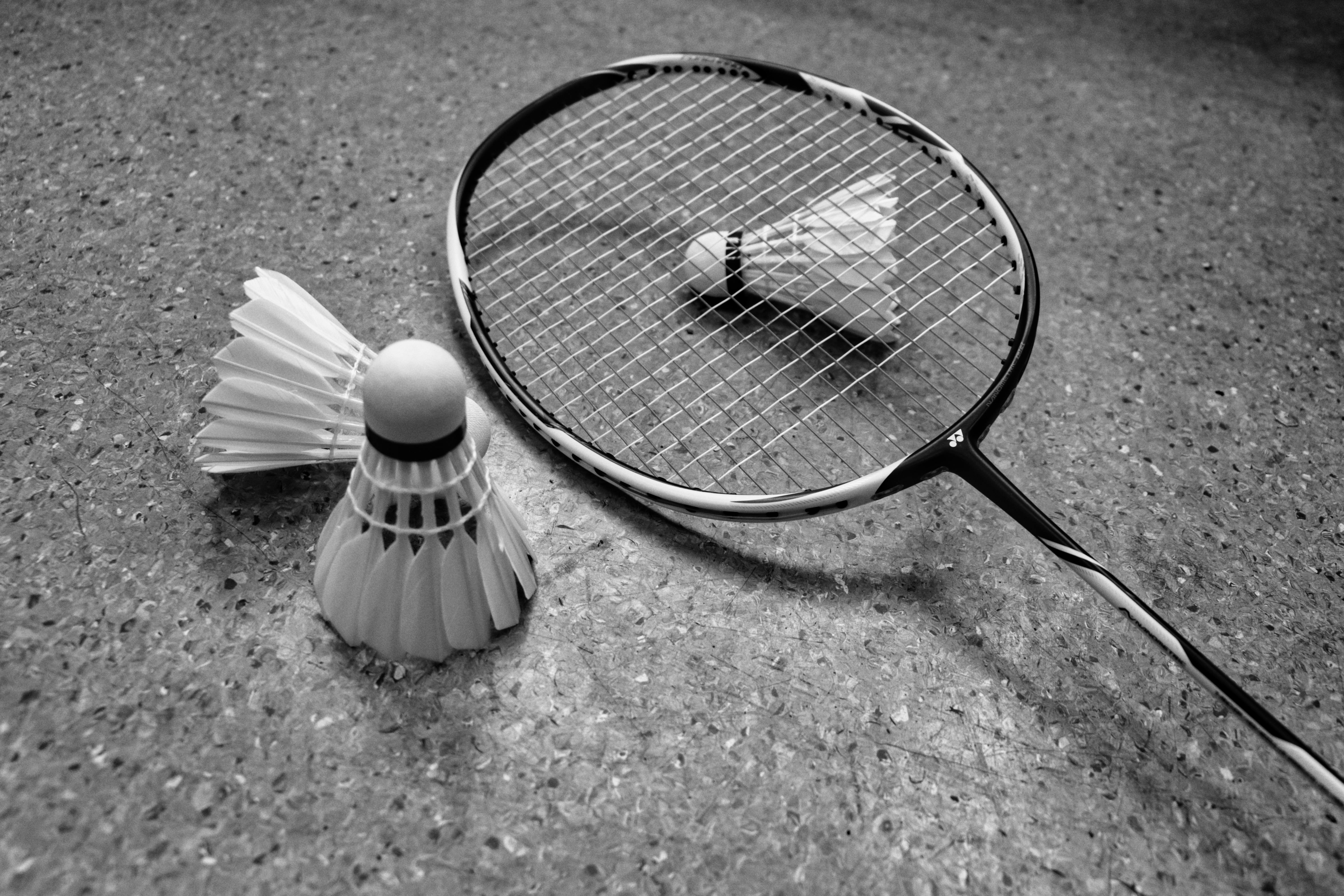 Badminton mit Naturfederball in der Halle